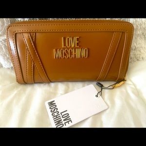 New Love Moschino Wallet, comes from a smoke free, pet free home.